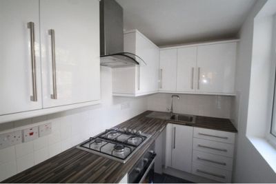 Next Location is pleased to offer newly refurbished 2 bedrooms flat with garden (ground floor flat), located by Arsenal Emirates Stadium, Islington,N7. Bedrooms: 2, Bathrooms: 1, Furnishings: Fully Furnished, Rear Garden, Good Size Separate Living Room, 2 Double Bedrooms, Fully Refurbished 