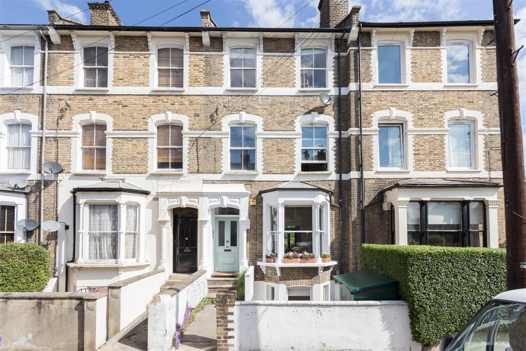 Well presented one bedroom Victorian conversion to let in Stoke Newington, London N16.
