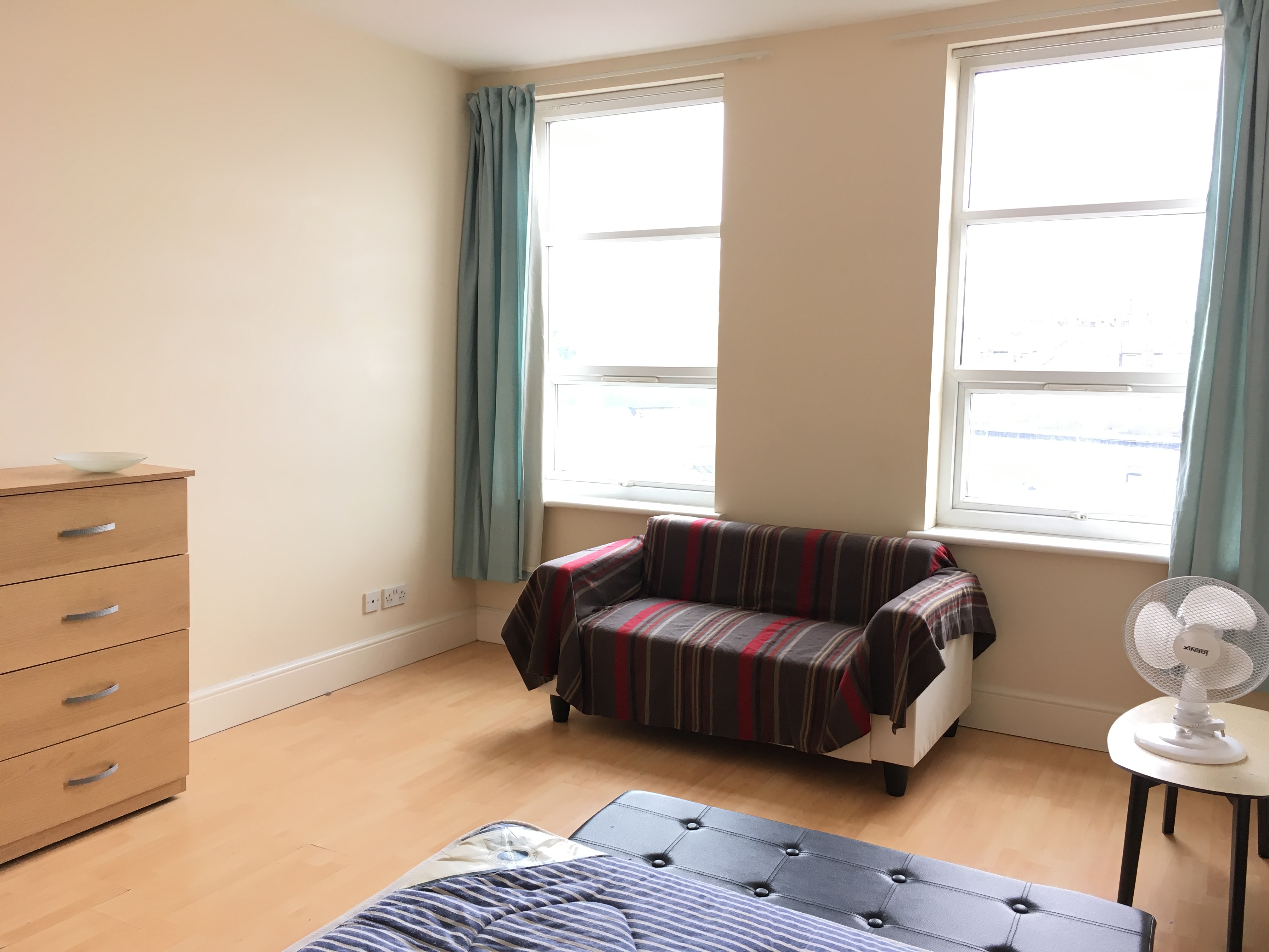 Spacious 2/3 bedroom flat in Upper Clapton E5.