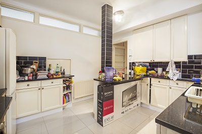 Well presented three bedroom flat with massive living room available to let in Marble Arch W1.