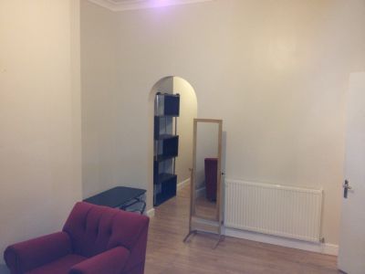  Next Location is delighted to present this 1 master bedroom flat with separate siting room in Hornsey, N7. 