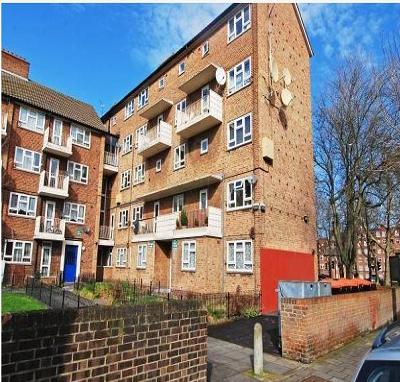 Next Location is pleased to offer 2 bedroom flat could be used as 3 bedroom apartment in Stoke Newington, N16.