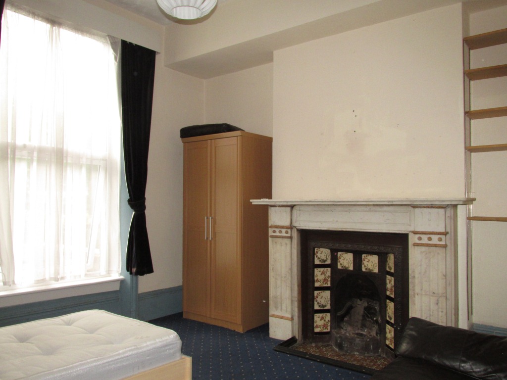 Spacious double bedroom situated in Stamford Hill N16.