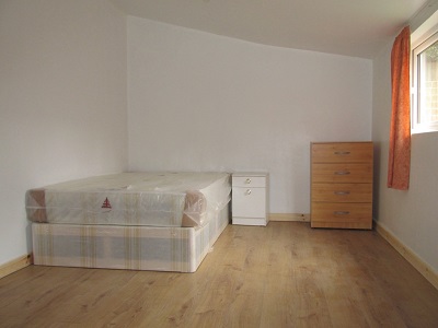 Spacious studio flat with a separate kitchen situated in Leabridge Road, London E10. Bills inclusive within the rental.