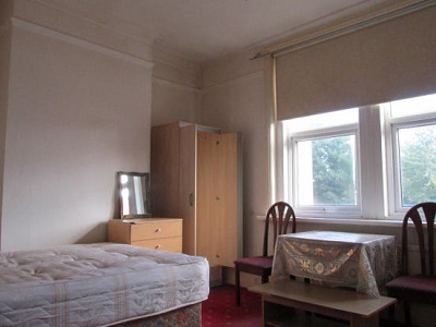Spacious studio with separate kitchen situated Stoke Newington N16.